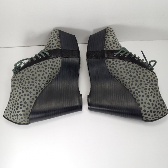 GREY CITY Pale Green Black Spotted Suede Lace-Up Stacked Platform Wedges EUC - Picture 9 of 16